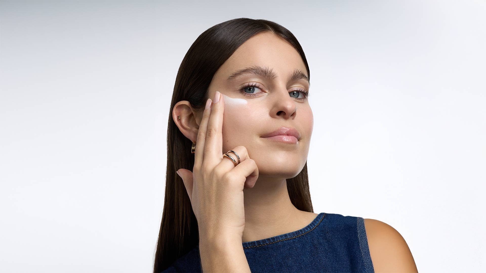 20252803 Oap Revitalift Filler Glass Skin Application 1 Na Dmi Na Na Digital Dmi Landscape