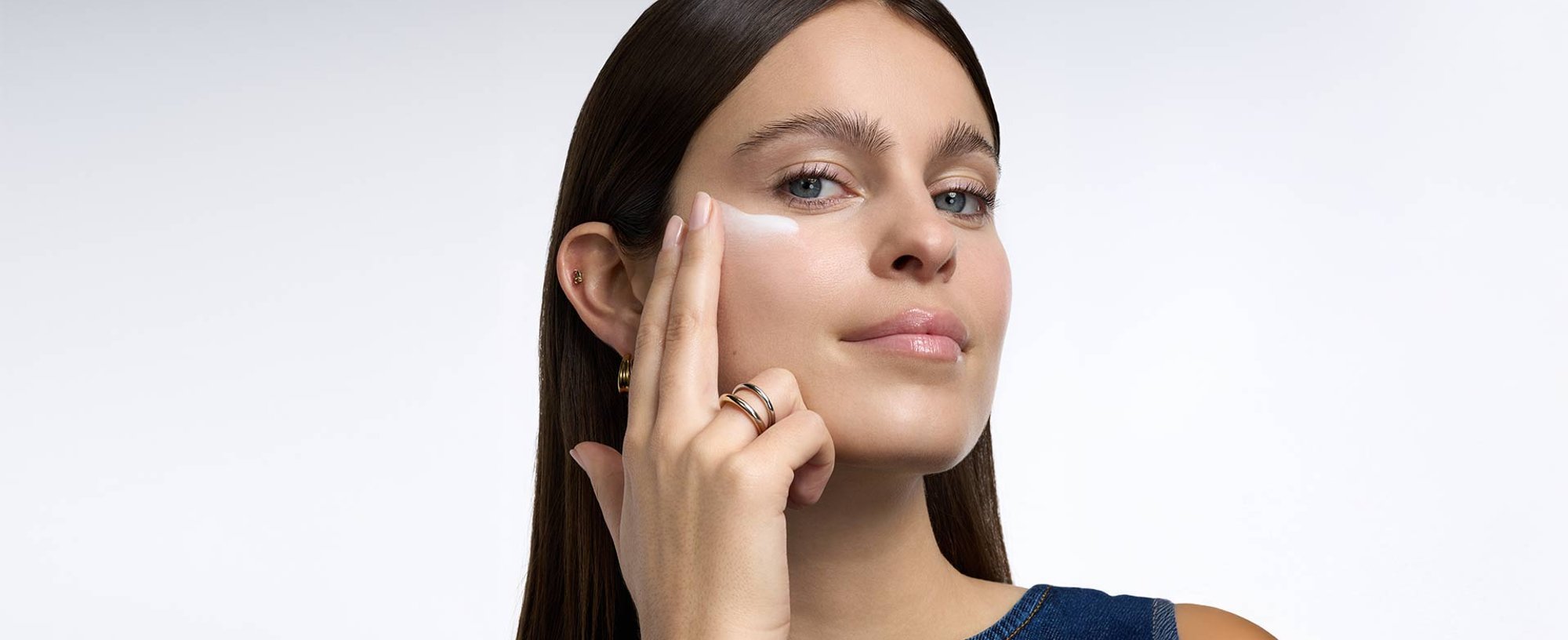 20252803 Oap Revitalift Filler Glass Skin Application 1 Na Dmi Na Na Digital Dmi Landscape