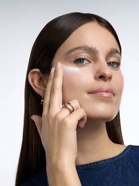 20252803 Oap Revitalift Filler Glass Skin Application 1 Na Dmi Na Na Digital Dmi Landscape